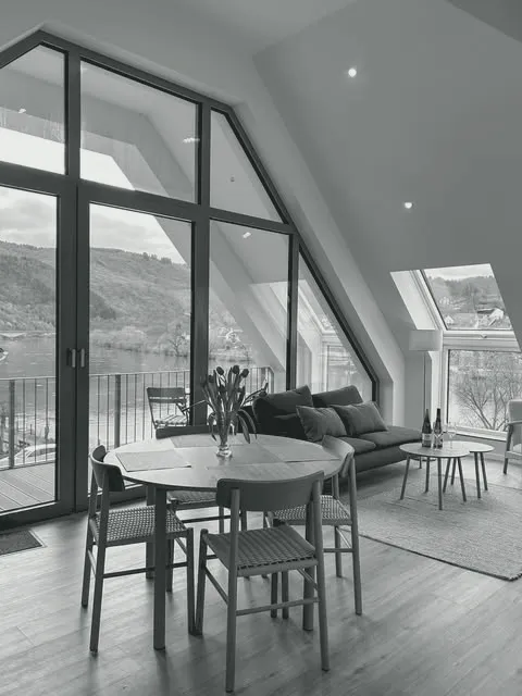 Helle Ferienwohnung unter dem Dach mit großer Fensterfront und Blick auf die Mosel