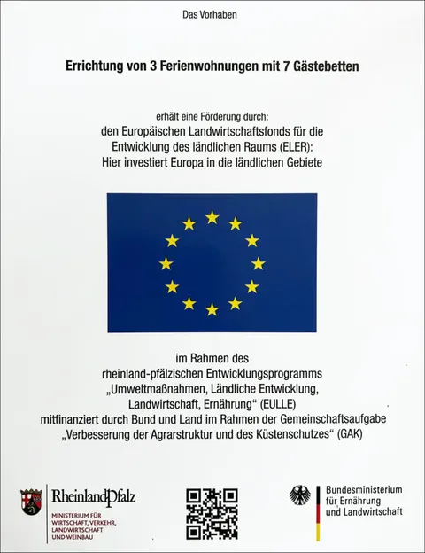 Förderschild: Das Vorhaben Errichtung von 3 Ferienwohnungen mit 7 Gästebetten wird durch den ELER gefördert, mit Europaflagge und den Zeichen des Landes Rheinland-Pfalz und des Bundesministeriums für Ernährung und Landwirtschaft