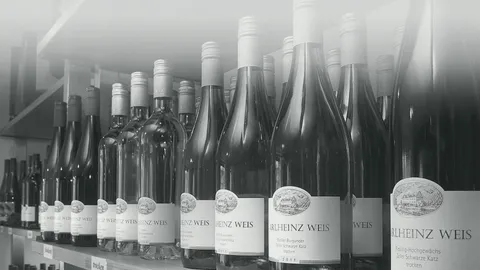 Flaschenregal mit Weinen vom Weingut Karlheinz Weis