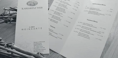 Aufgeschlagene Weinkarte des Weinguts Karlheinz Weis