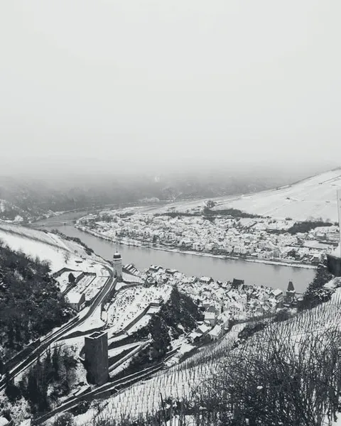 Zell an der Mosel im Schnee, der Heimatort des Weinguts Karlheinz Weis