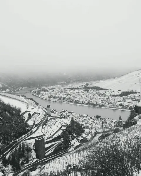 Zell an der Mosel im Schnee, der Heimatort des Weinguts Karlheinz Weis